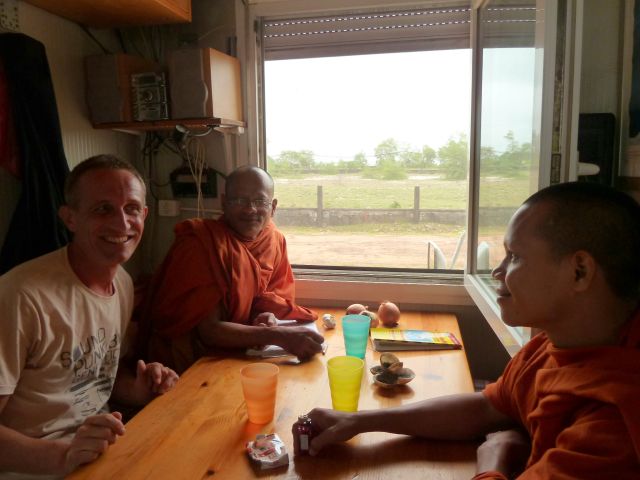 Zwei Mönche in Sihanoukville (Kambodscha).